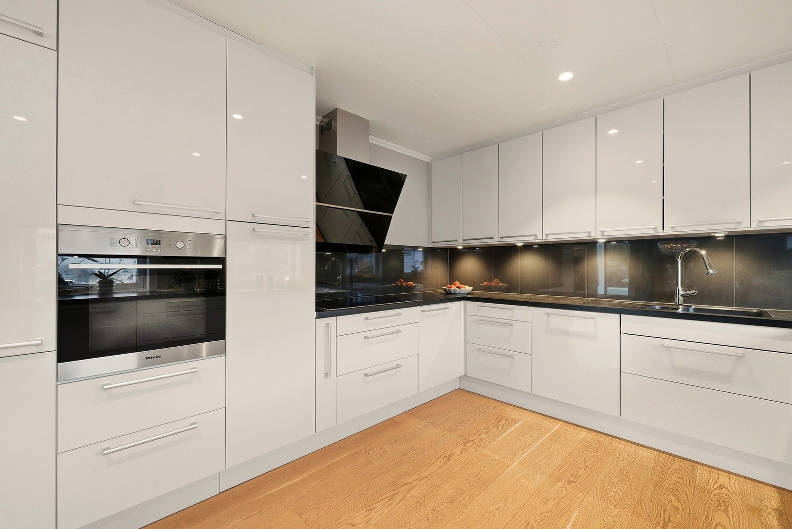 Hvitevarene er integrerte og medfølger i handelen. Galleribilde