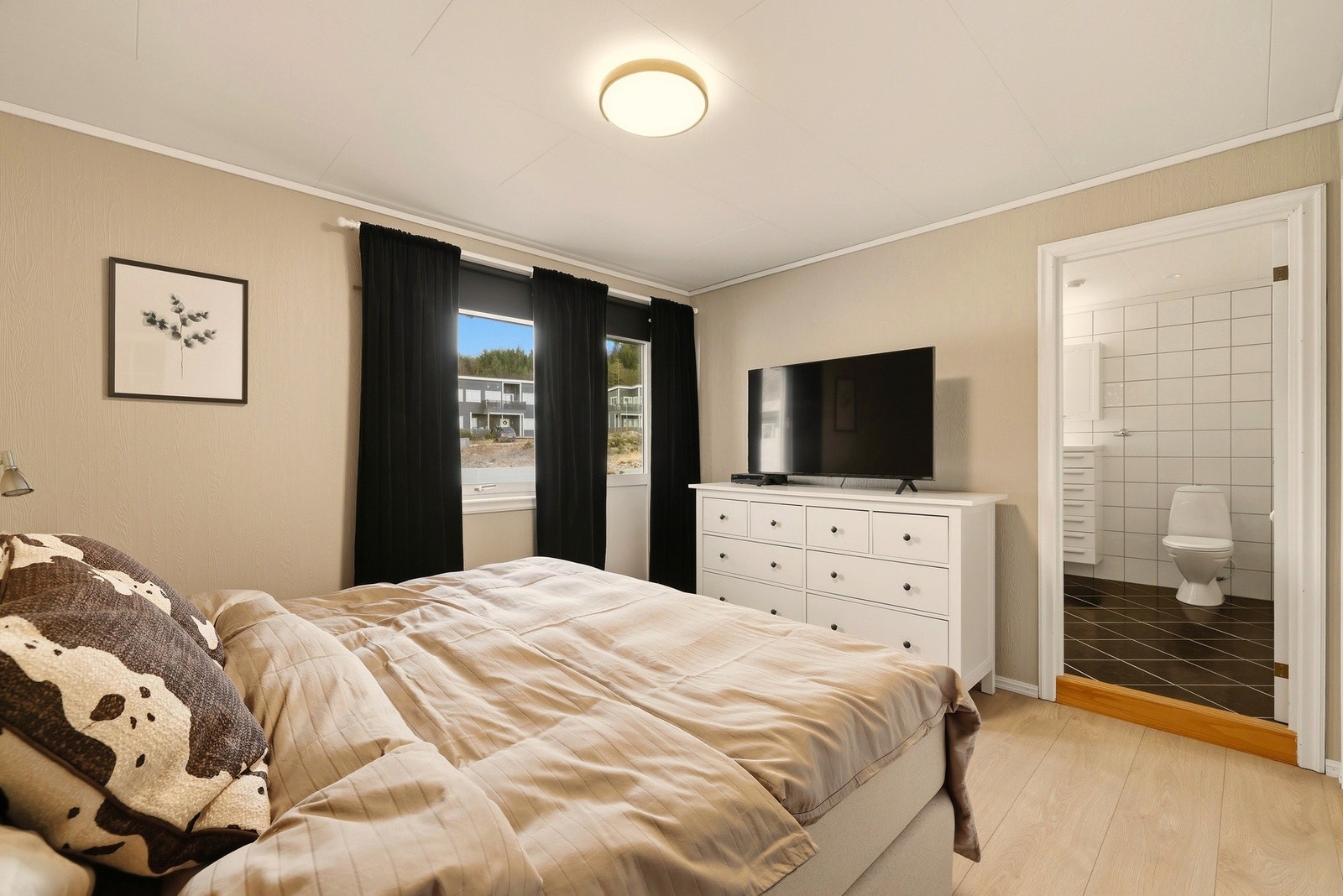 Fra hovedsoverommet er det direkte adkomst til et helfliset baderom. Galleribilde