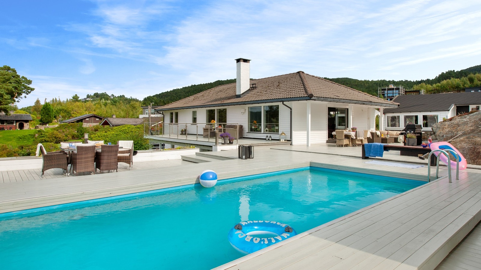 Her får man en uvanlig stor terrasse med tilhørende svømmebasseng. Et herlig uteområde som kan nytes av store og små på solrike dager. Galleribilde