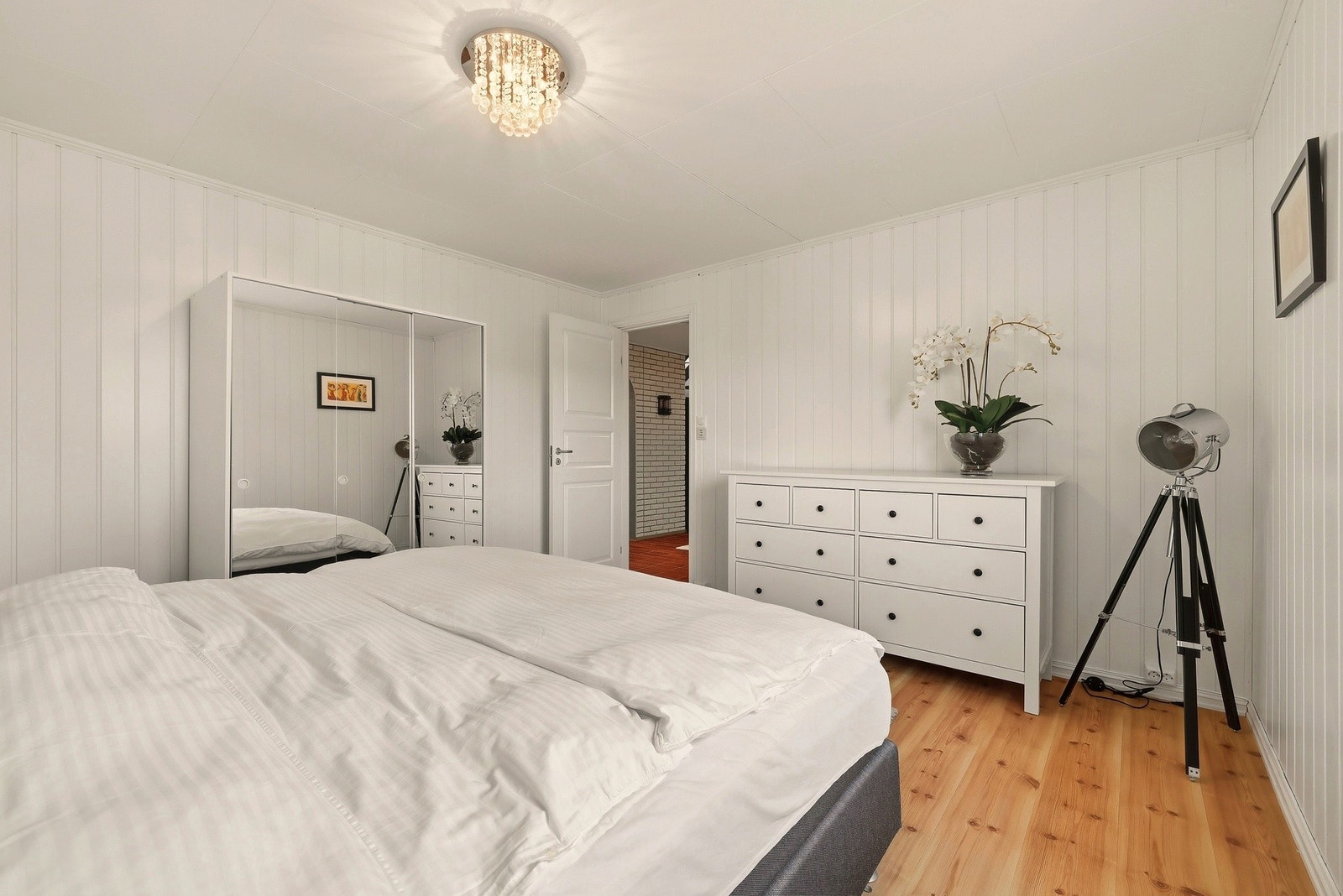 Lysmalt og koselig soverom med speilgarderobe. Galleribilde