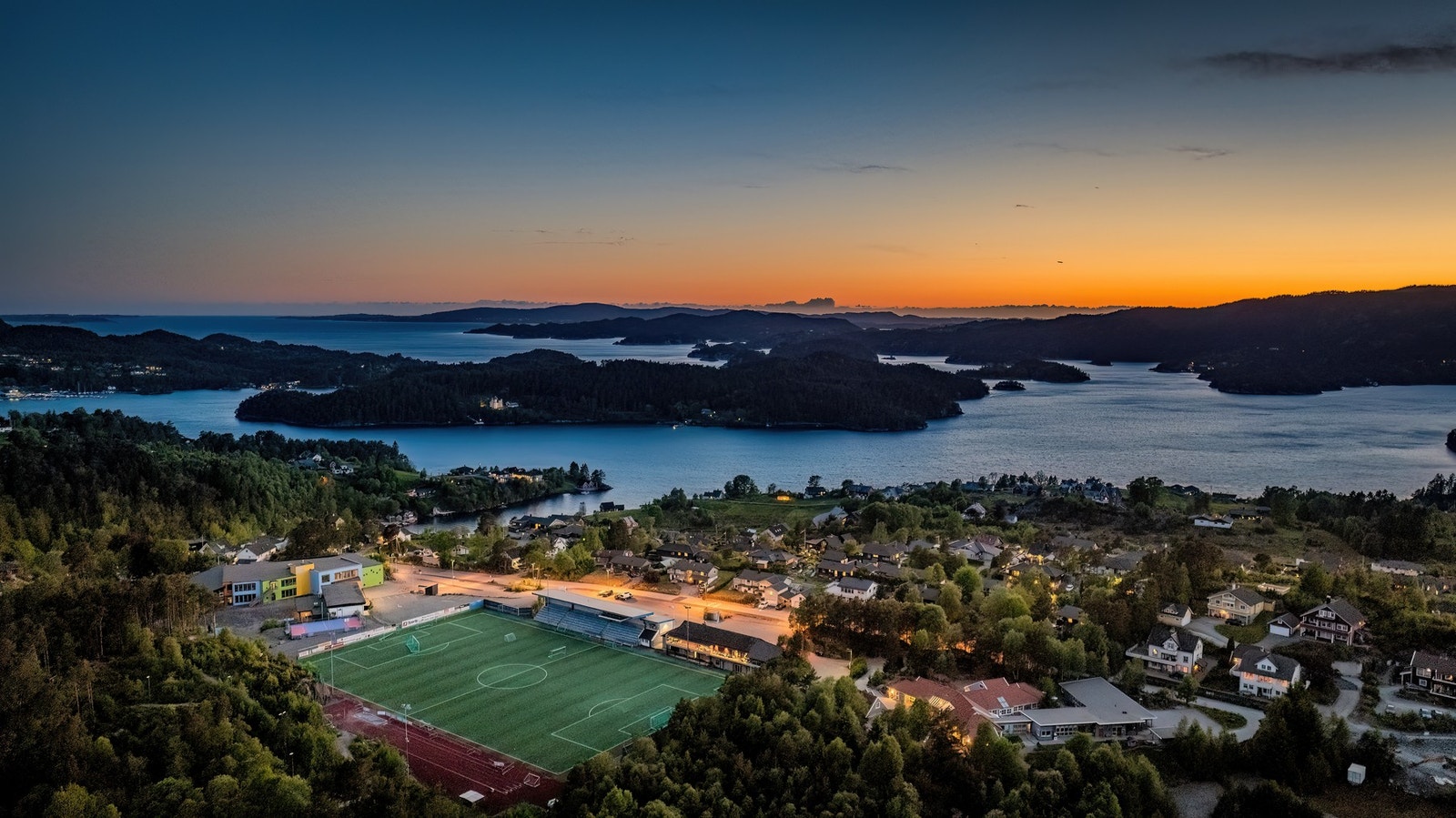 Det er gåavstand til Lysekloster skole og Lysekloster idrettspark. Idrettsparken har både kunstgressbane, ballbinge og løpebane. Galleribilde