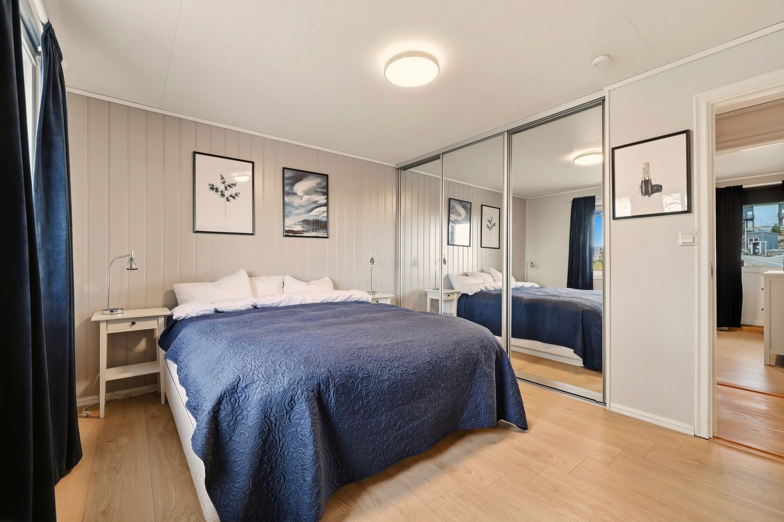 Utsnitt av soverom i 1. etasje. Rommet har god størrelse, lysmalte overflater og speilgarderobe. Galleribilde