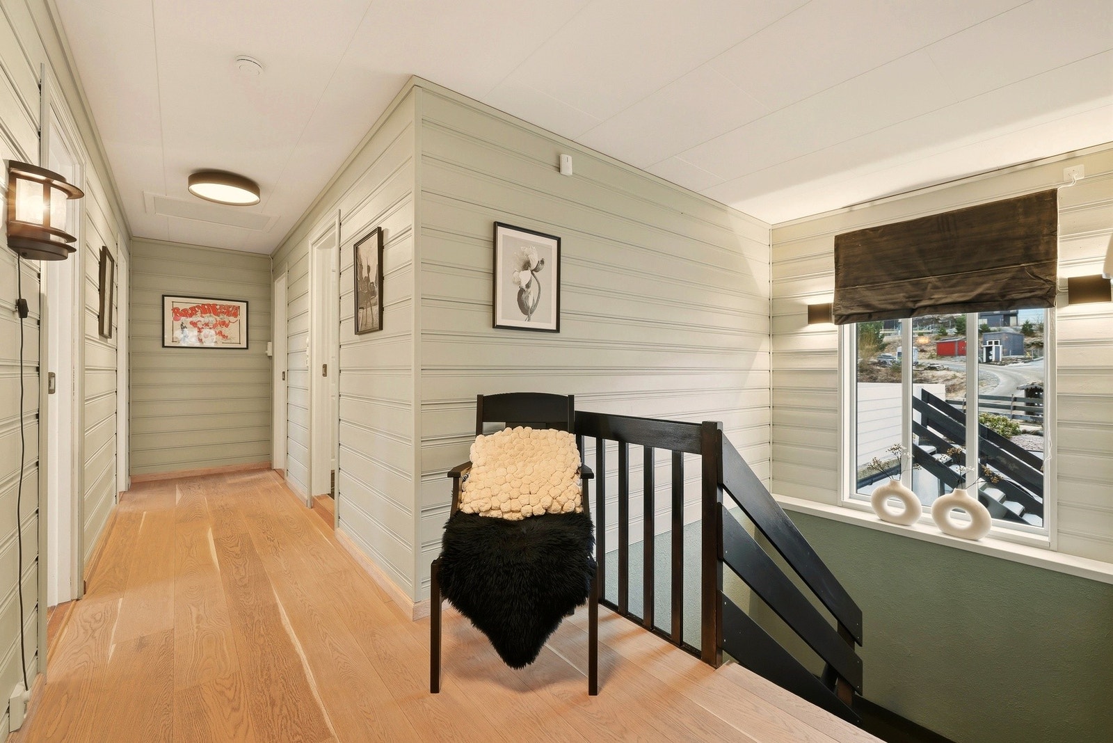 Glimt av trappegang/mellomgang. Overflatene er malt i tidsriktige fargetoner. Det store vinduet i trappegangen gir gode lysforhold. Galleribilde