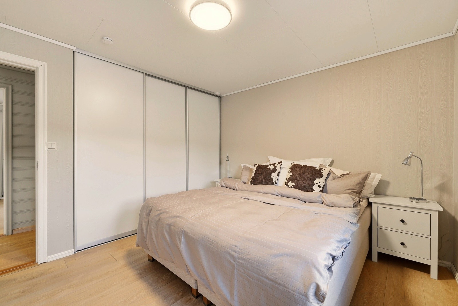 Boligen har flere soverom, med god plass til hele familien. Bildet viser master-soverom med tilhørende skyvedørsgarderobe. Galleribilde