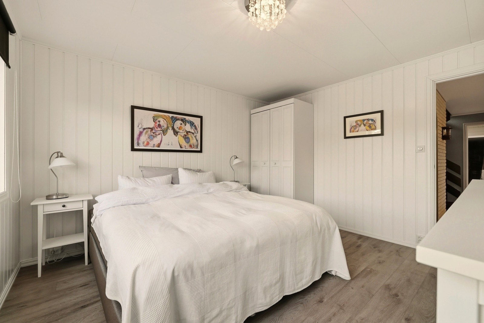 Det er 4(5) soverom og en romslig kjellerstue. Galleribilde