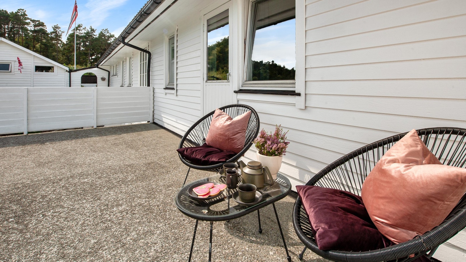 Over garasjen er det et støpt terrassedekke, der morgensolen kan nytes i fredfulle omgivelser. Galleribilde