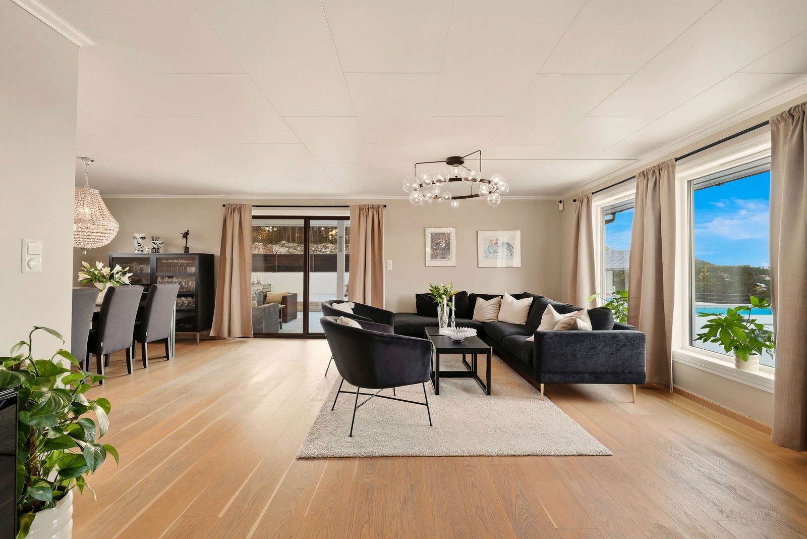 Stuen er malt i en tidsriktig og harmonisk fargetone. Galleribilde