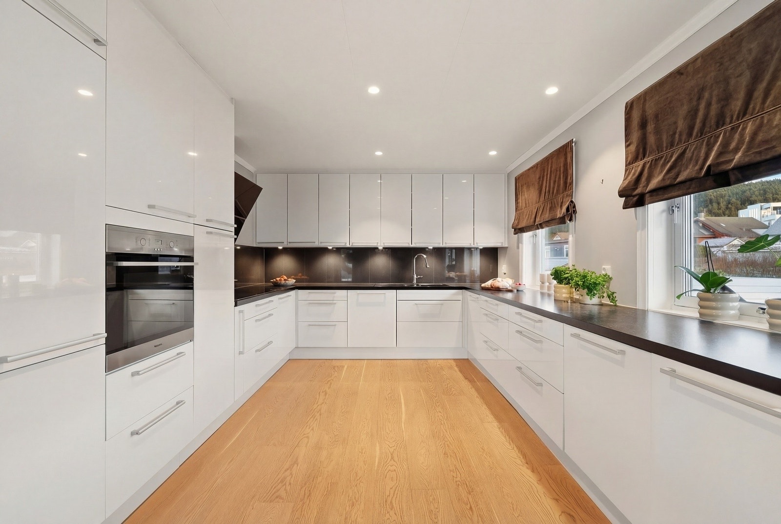 Kjøkkenet er godt utnyttet og formet som en "hestesko". Det er rikelig med skap og benkeplass. Galleribilde