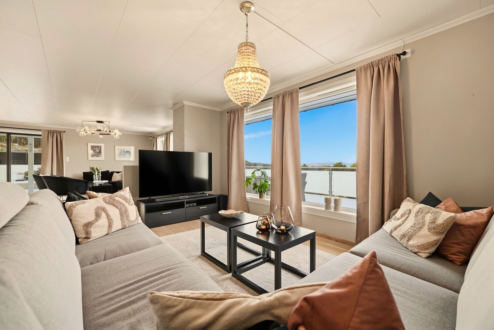 I stuen har man flere soner. Denne kroken fungerer utmerket som TV-avdeling. Galleribilde