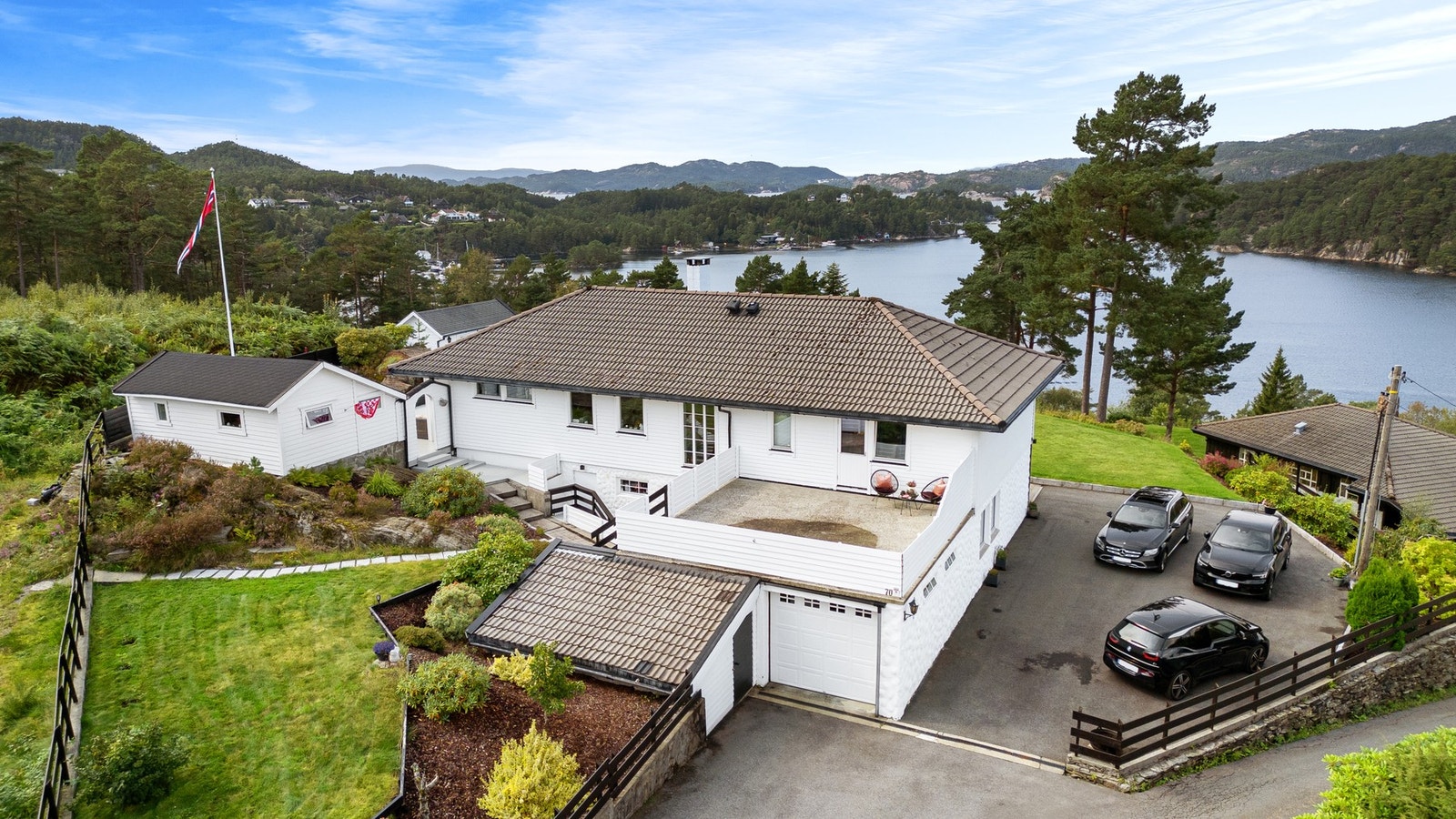 Det er egen garasje + carport med elbillader samt ytterligere parkeringsdekning på gårdstunet utenfor huset. Galleribilde