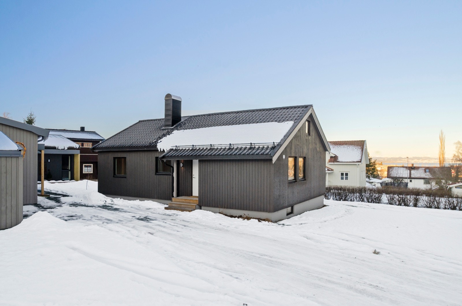 Boligen er betydelig renovert i 2025 og fremstår som moderne med en god standard. Galleribilde