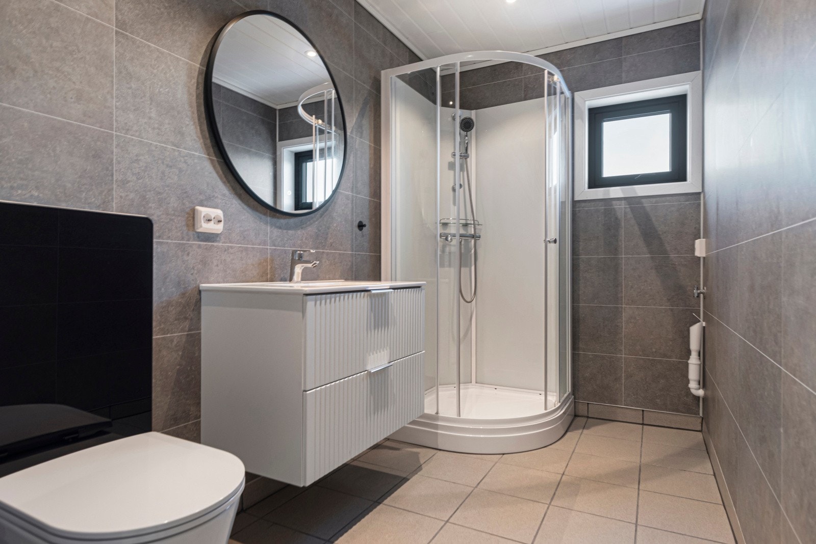 Renovert bad fra 2025. Opplegg for vaskemaskin og evt tørketrommel. Galleribilde