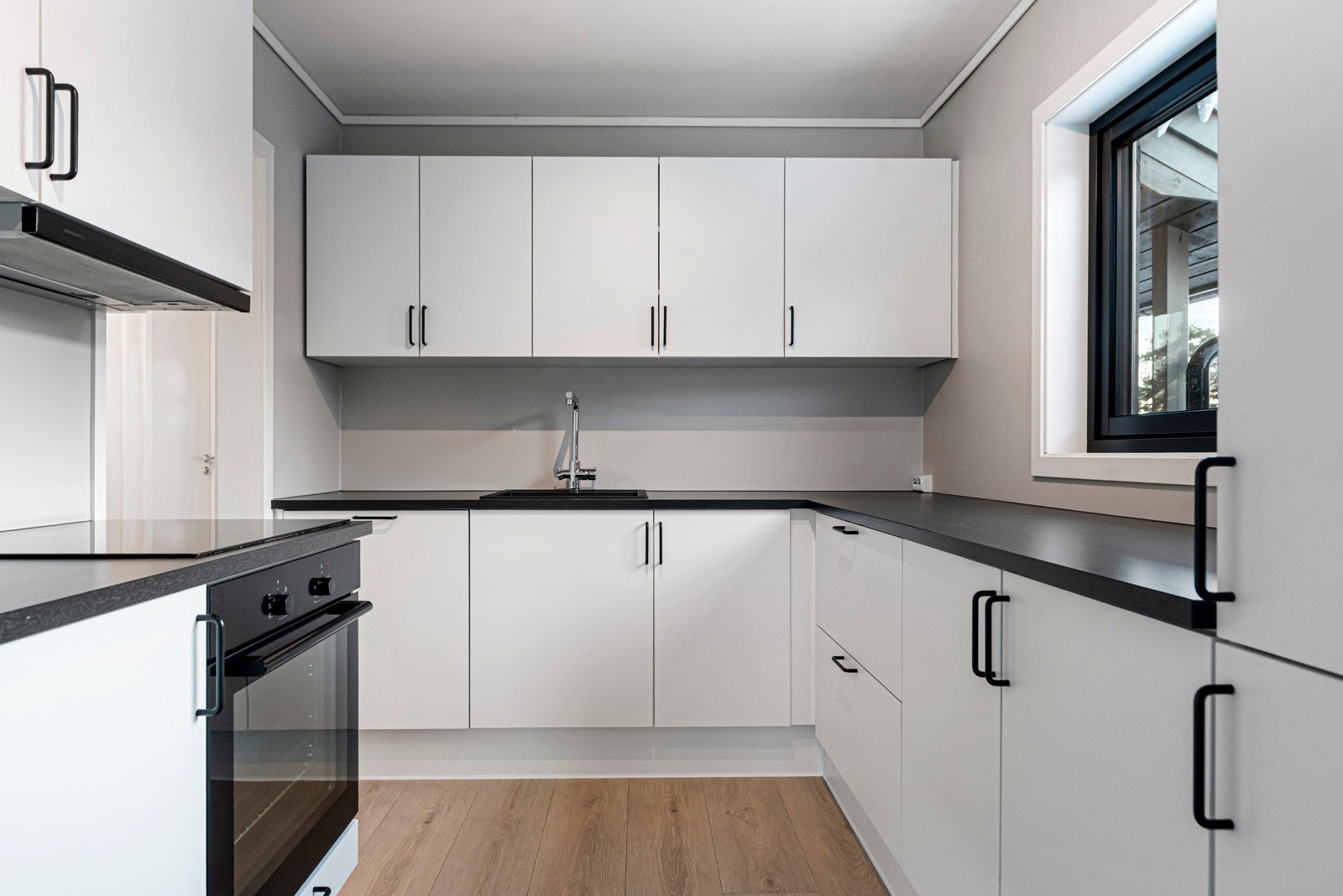 Kjøkken med integrerte hvitevarer som medfølger i handelen. Galleribilde