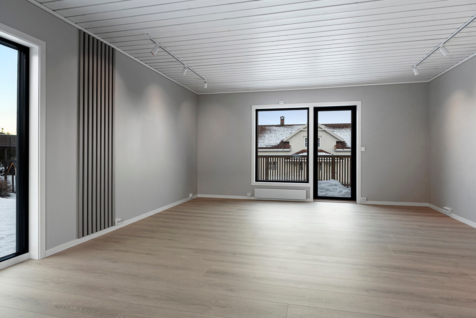 Romslig stue på 31m² med god plass for flere sittegrupper. Galleribilde