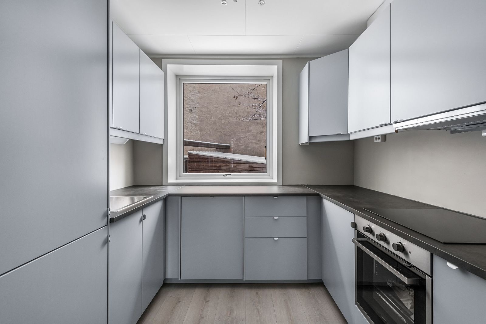 Nyere kjøkken med hvitevarer Galleribilde