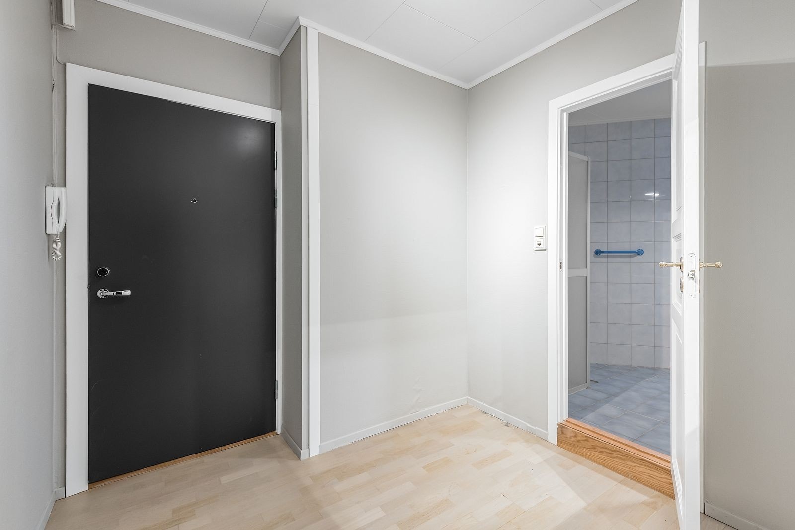 Entré med dørtelefon og inngang bad Galleribilde