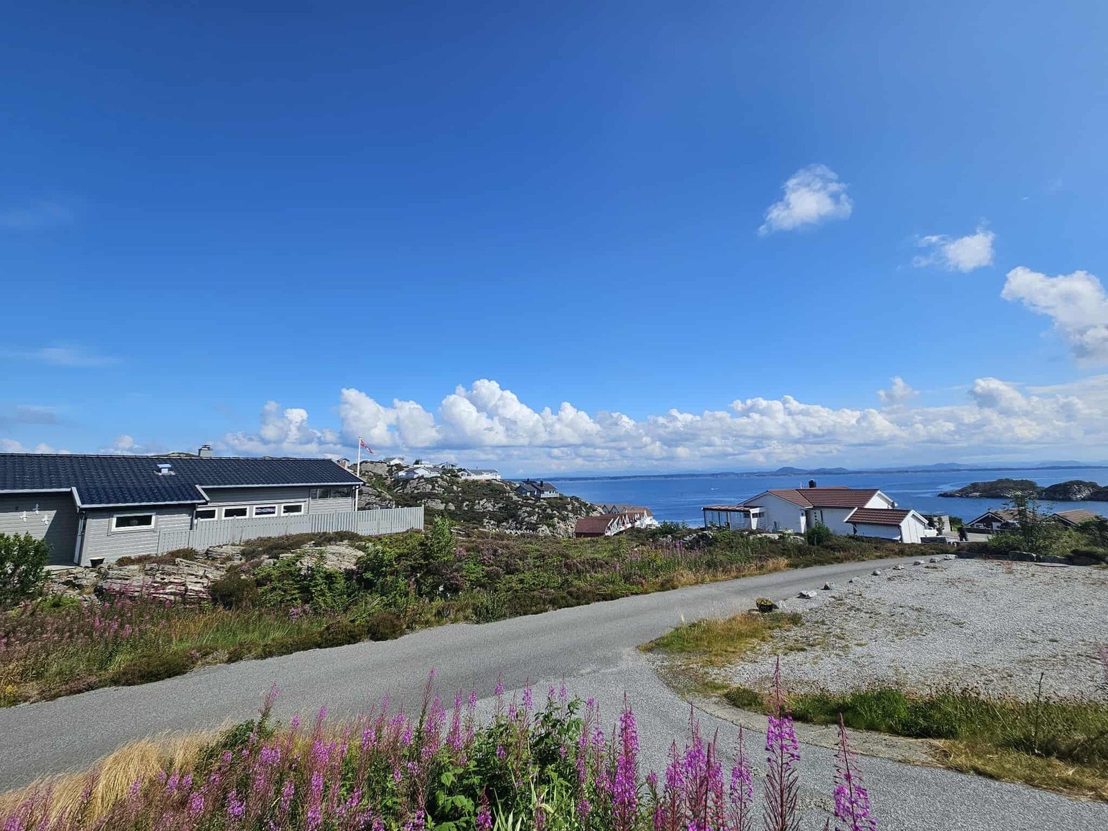 Det er vei helt frem til tomtegrense og parkering skjer på egen tomt Galleribilde