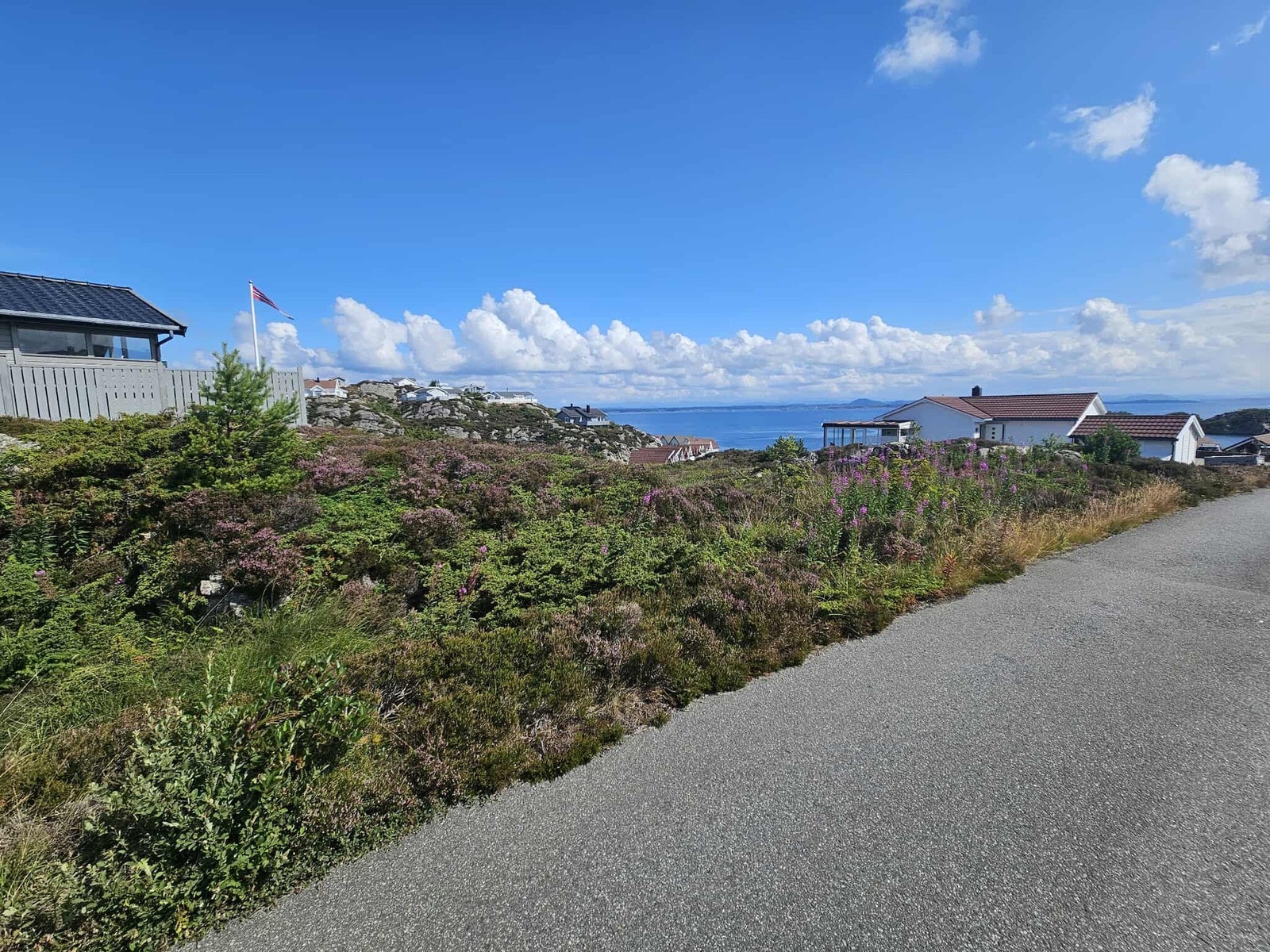 Tomten er tilrettelagt med vann, avløp og strøm fremført til eiendommen. Galleribilde