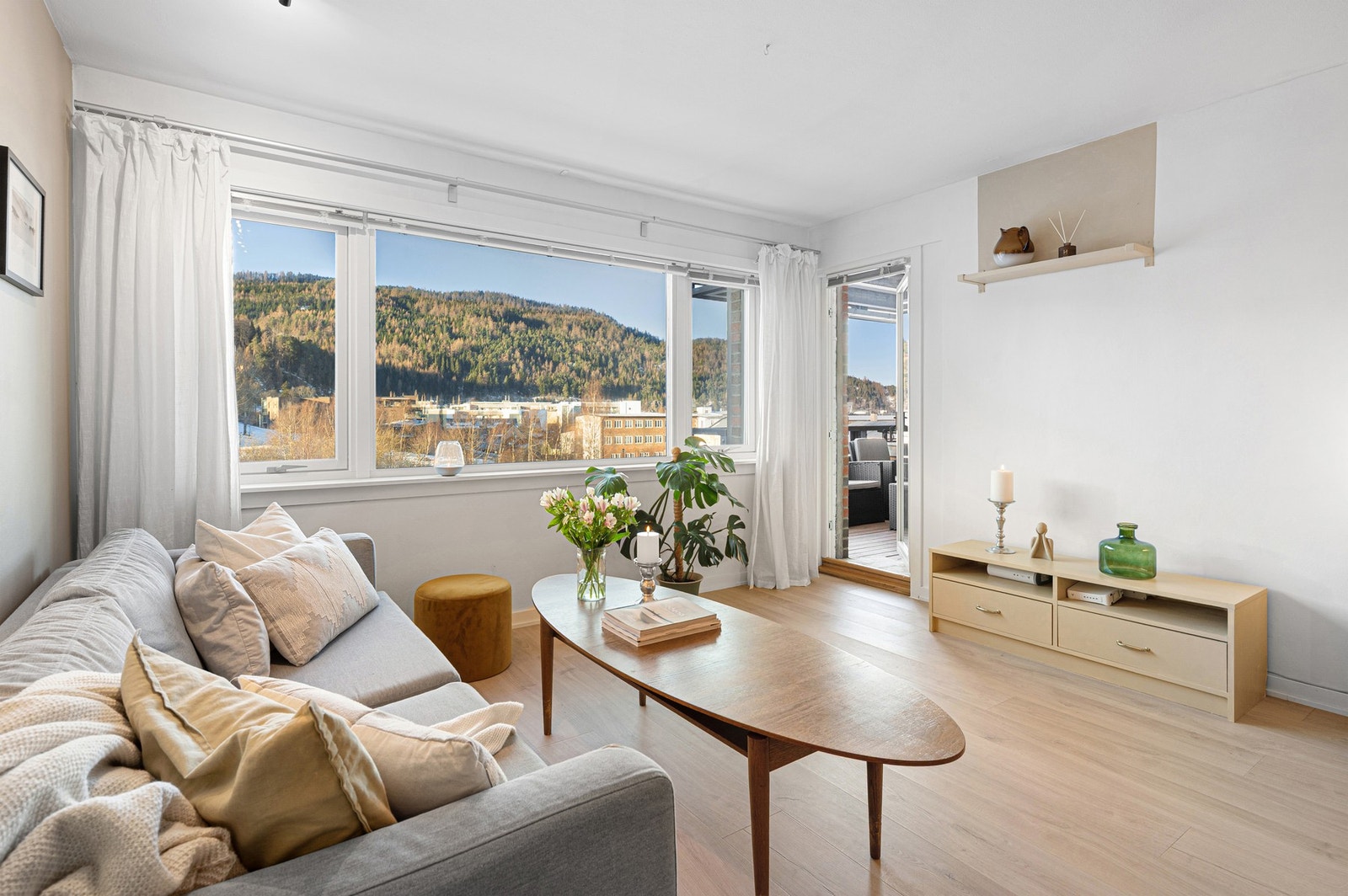 Her får du en delikat leilighet i 3.etasje med store oppholdsrom og egen balkong. Galleribilde