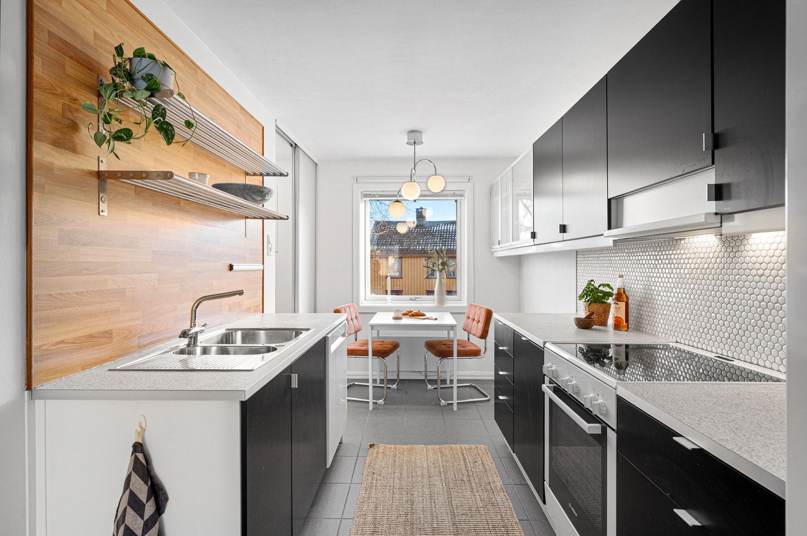 Kjøkkenet er innredet med proflierte fronter og laminert benkeplate. Galleribilde