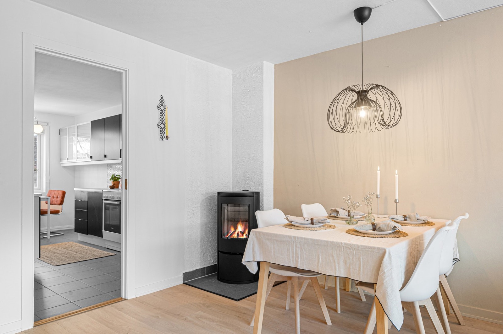 Vedfyring på stue bidrar til lun og god atmosfære i leiligheten. Galleribilde