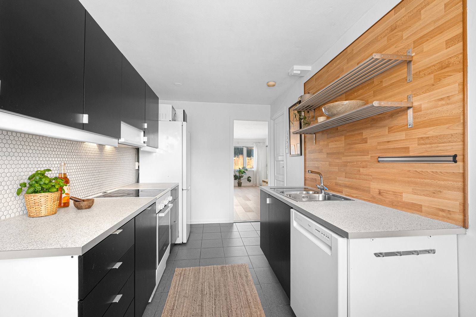 Her får du et flott kjøkken med god skap- og benkeplass. Galleribilde