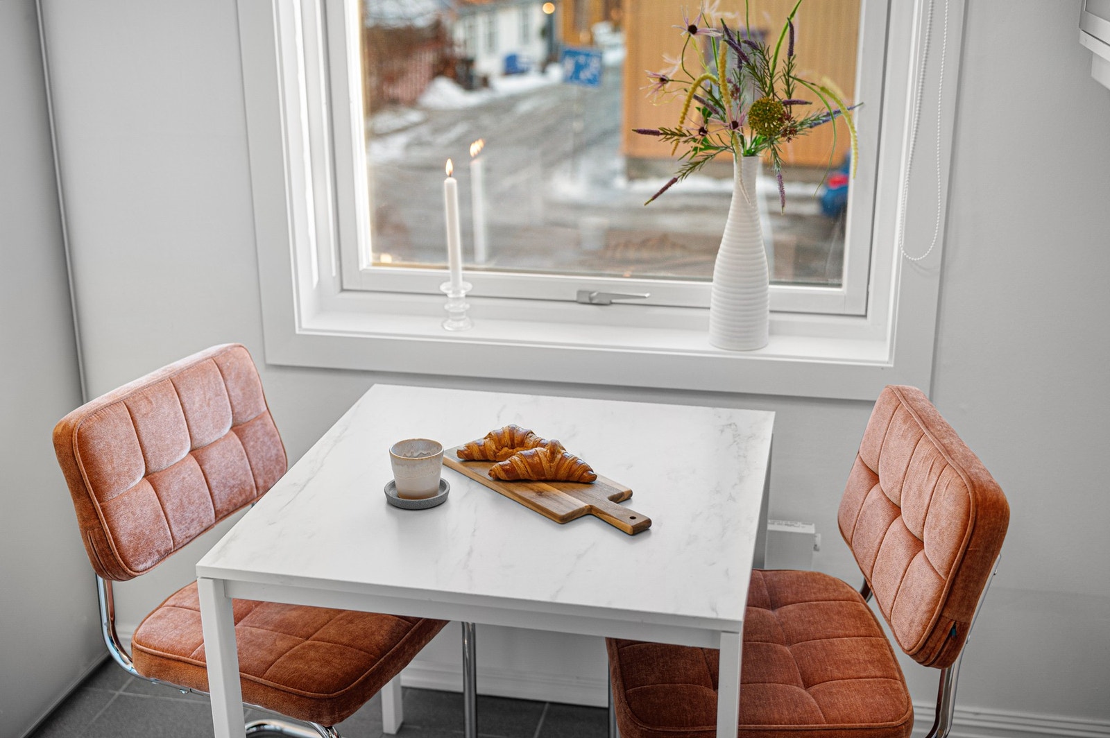 Kjøkkenet har god plass til hyggelig frokostbord. Galleribilde