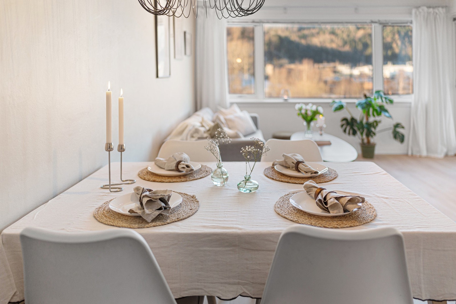 Spisesonen har fått sin naturlig plass ved stuen. Galleribilde