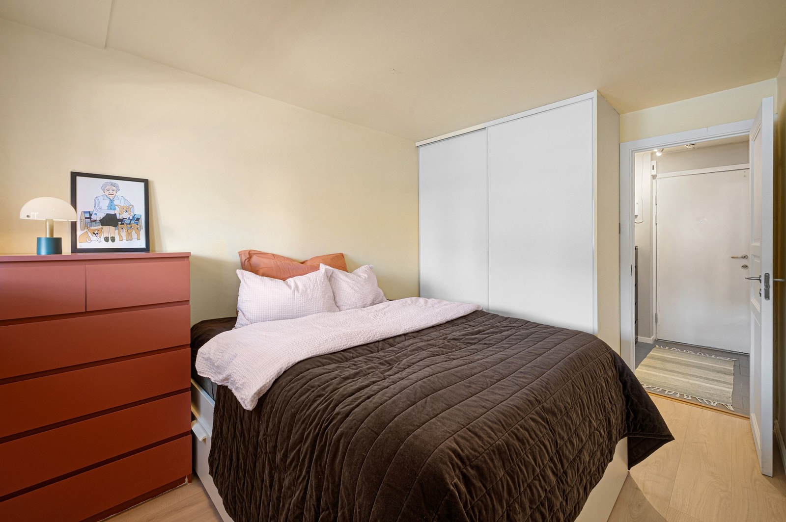 Soverommet har god plass til stor seng og garderobeskap. Galleribilde