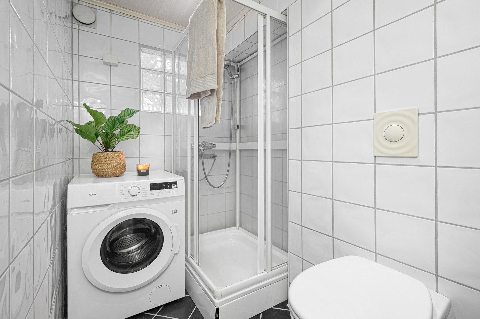 Flott flislagt baderom med elektriske varmekabler. Galleribilde