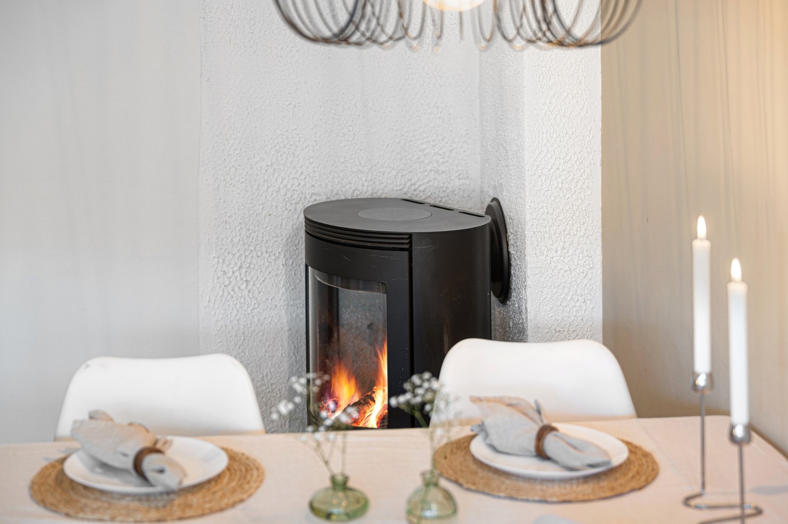 Leiligheten har oppvarming via både vedfyring og elektrisitet. Galleribilde