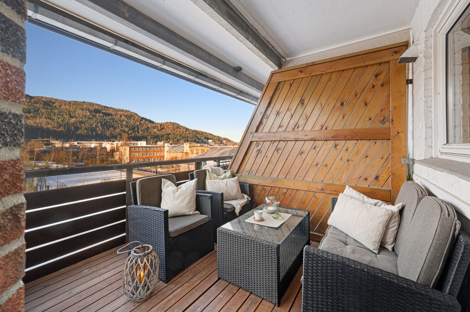 Balkongen er på 6,4 kvadratmeter, og er ypperlig å benytte på sommerhalvåret. Galleribilde