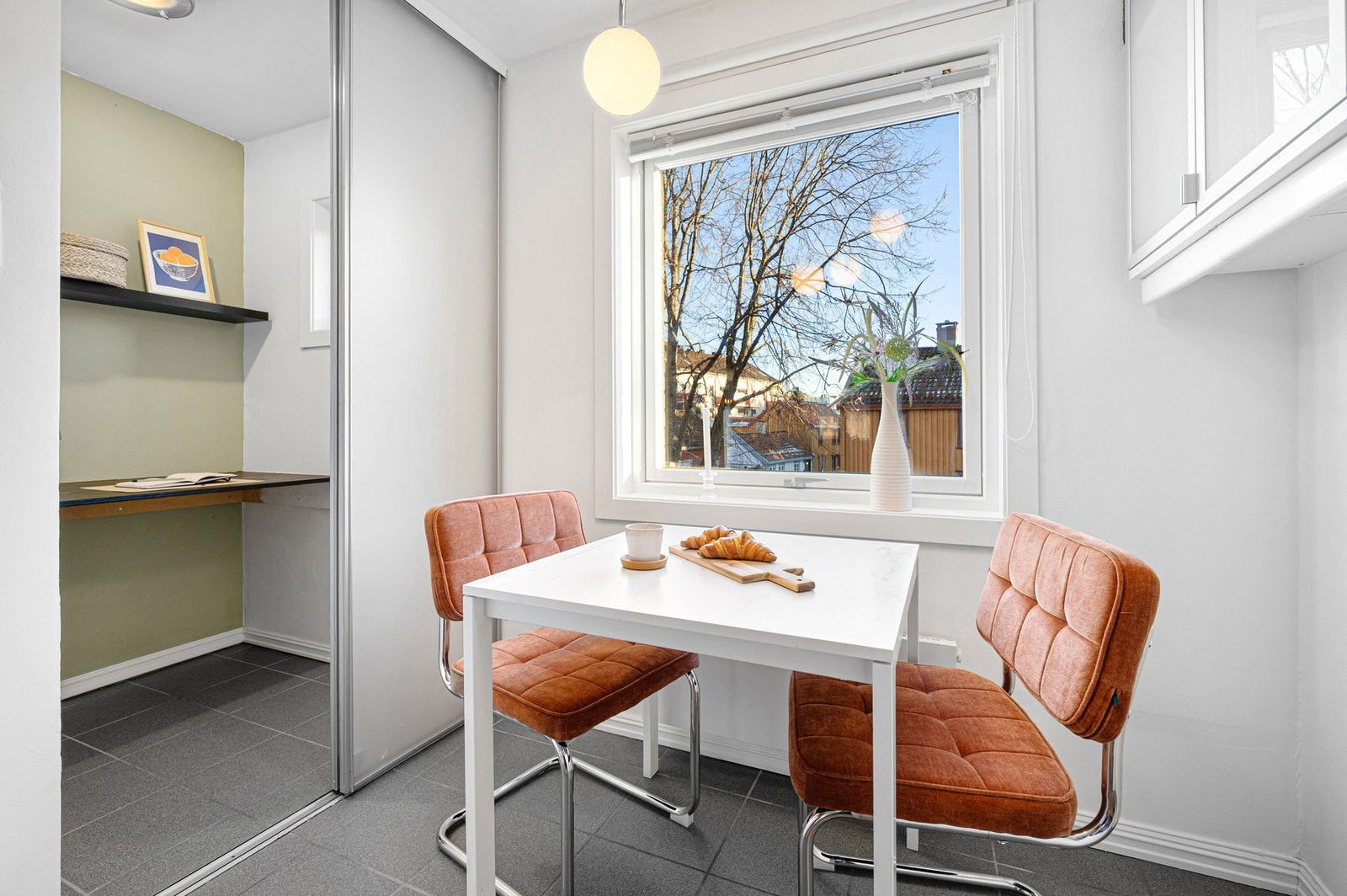 Fra kjøkkenet har du direkte tilgang til praktisk bod. Galleribilde