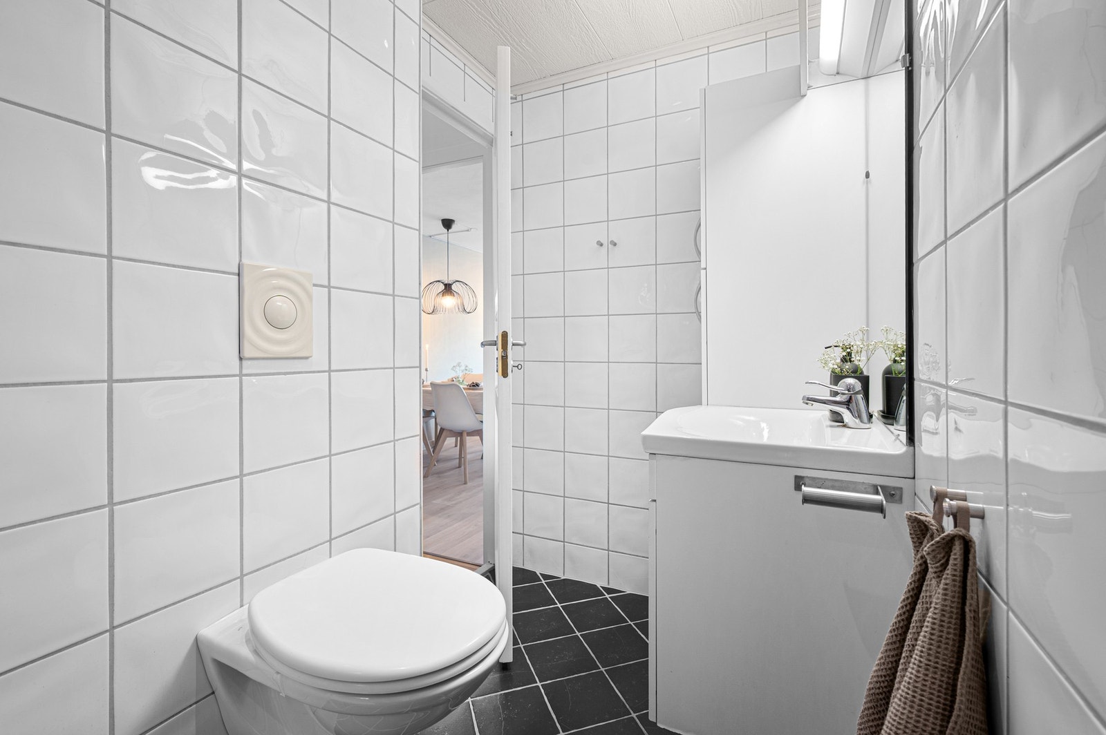 Baderommet er innredet med servant, speil og dusjkabinett. Galleribilde