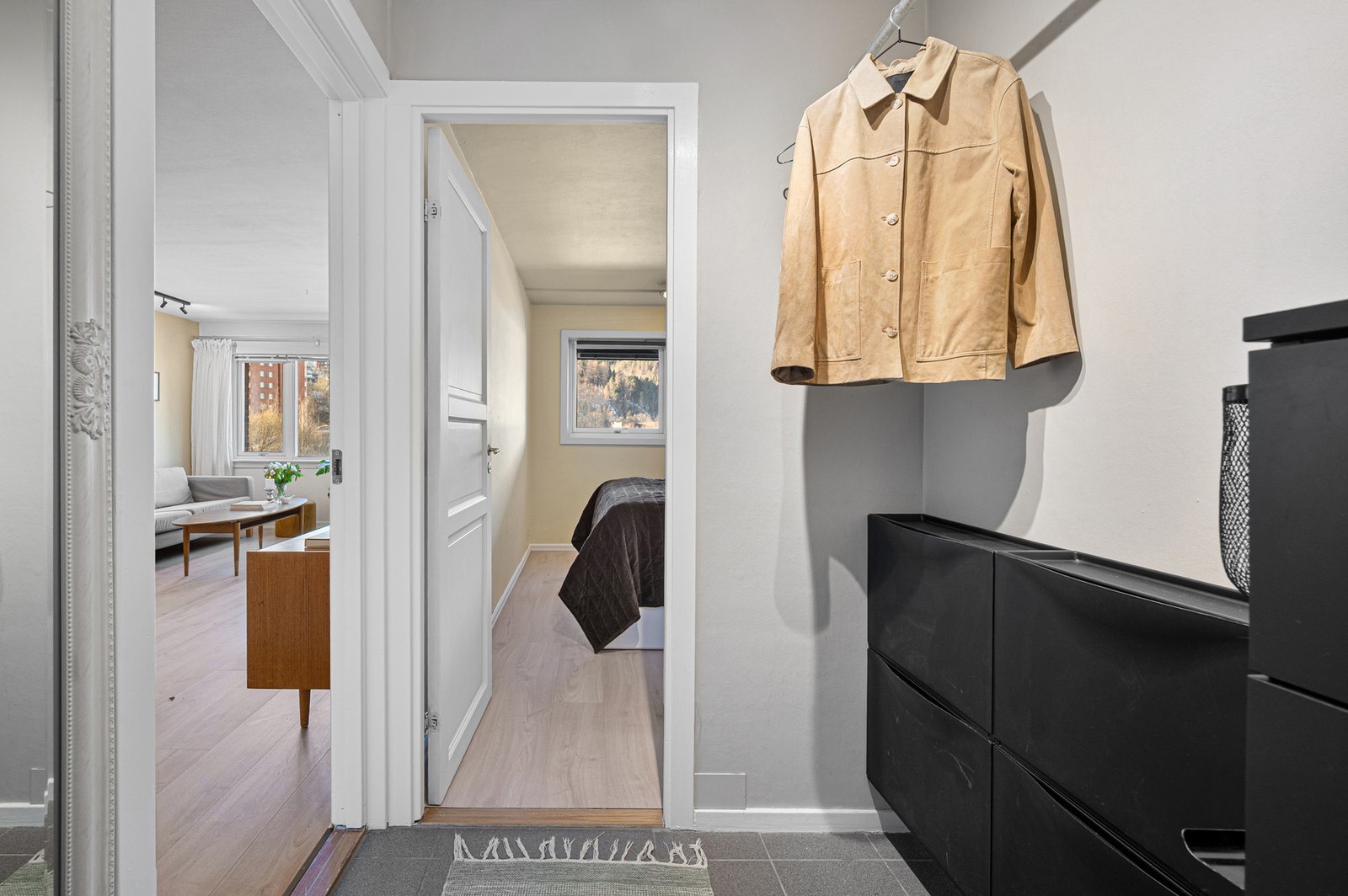 Innbydende entré med plass til yttertøy og sko. Galleribilde