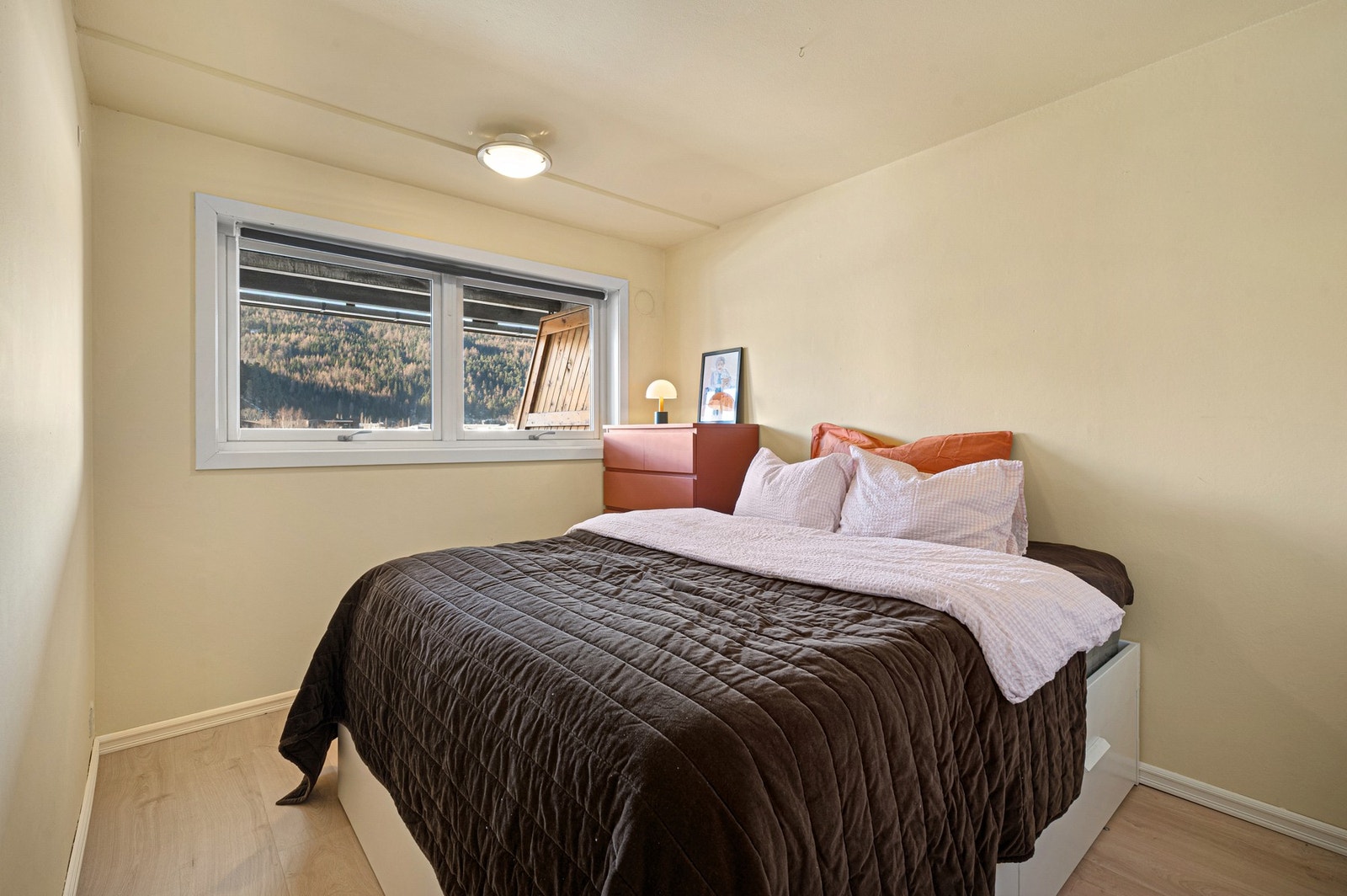 Leiligheten har et soverom på 10,1 kvm. Galleribilde