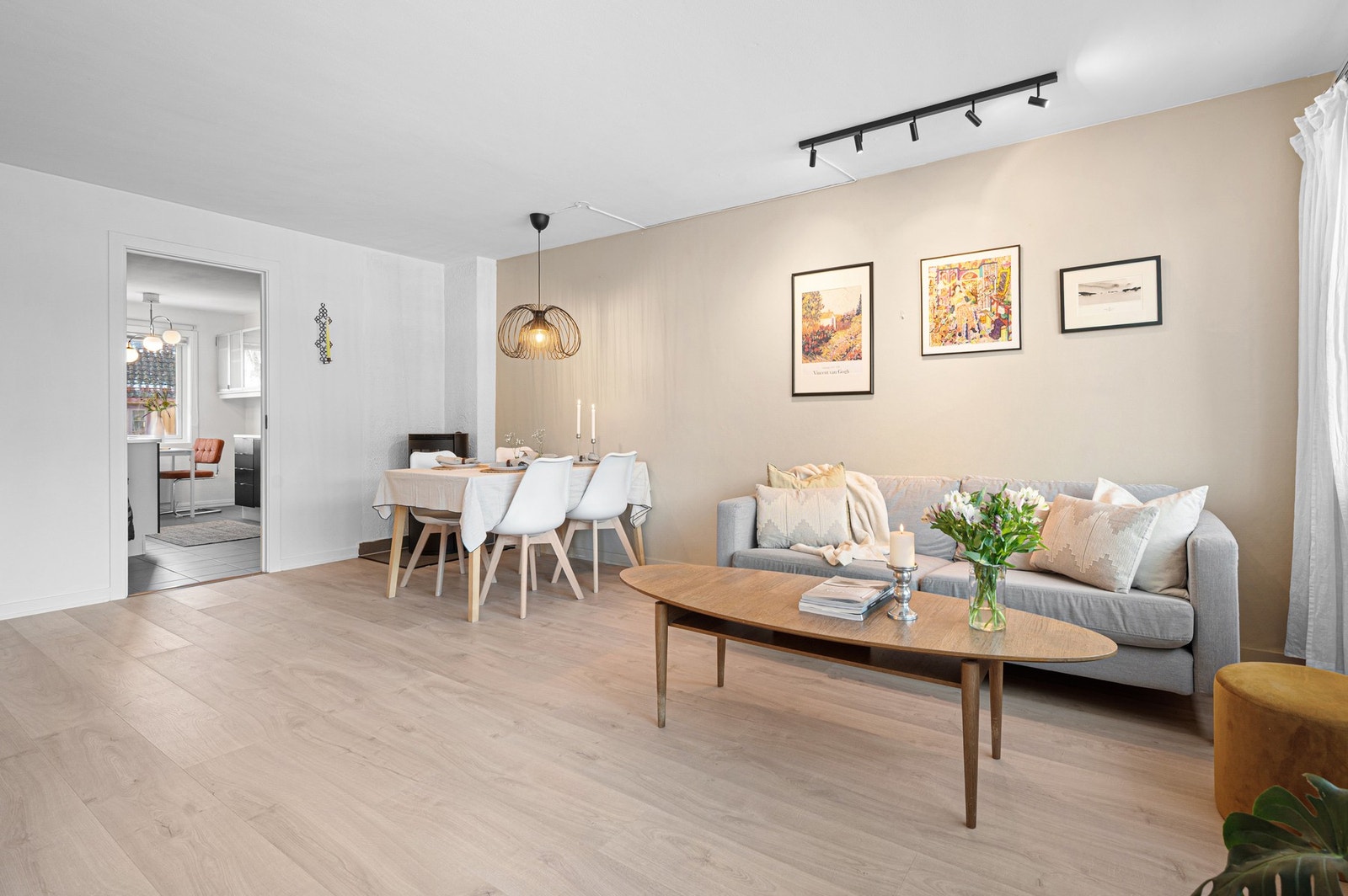 Delikat stue med god plass til flere sosiale soner. Galleribilde