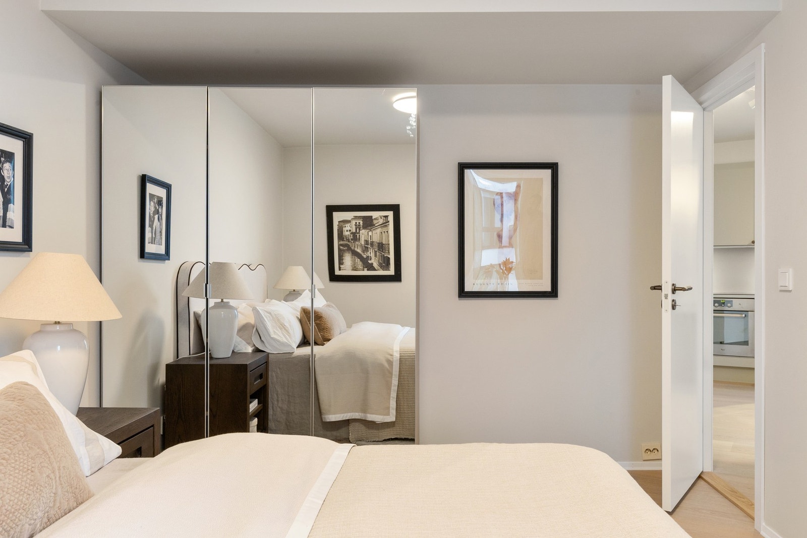 God plass til garderobe på hovedsoverommet. Galleribilde