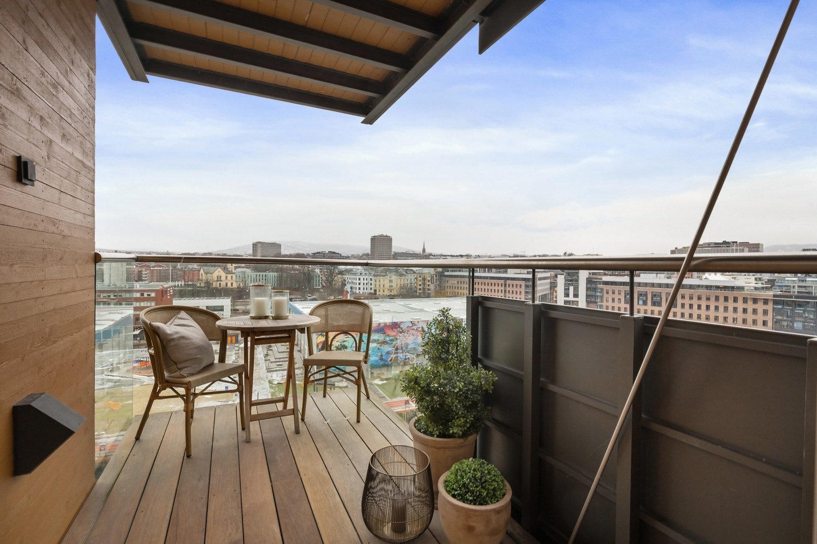 Solrik, vestvendt balkong på 6 m² med utgang fra stuen. Galleribilde