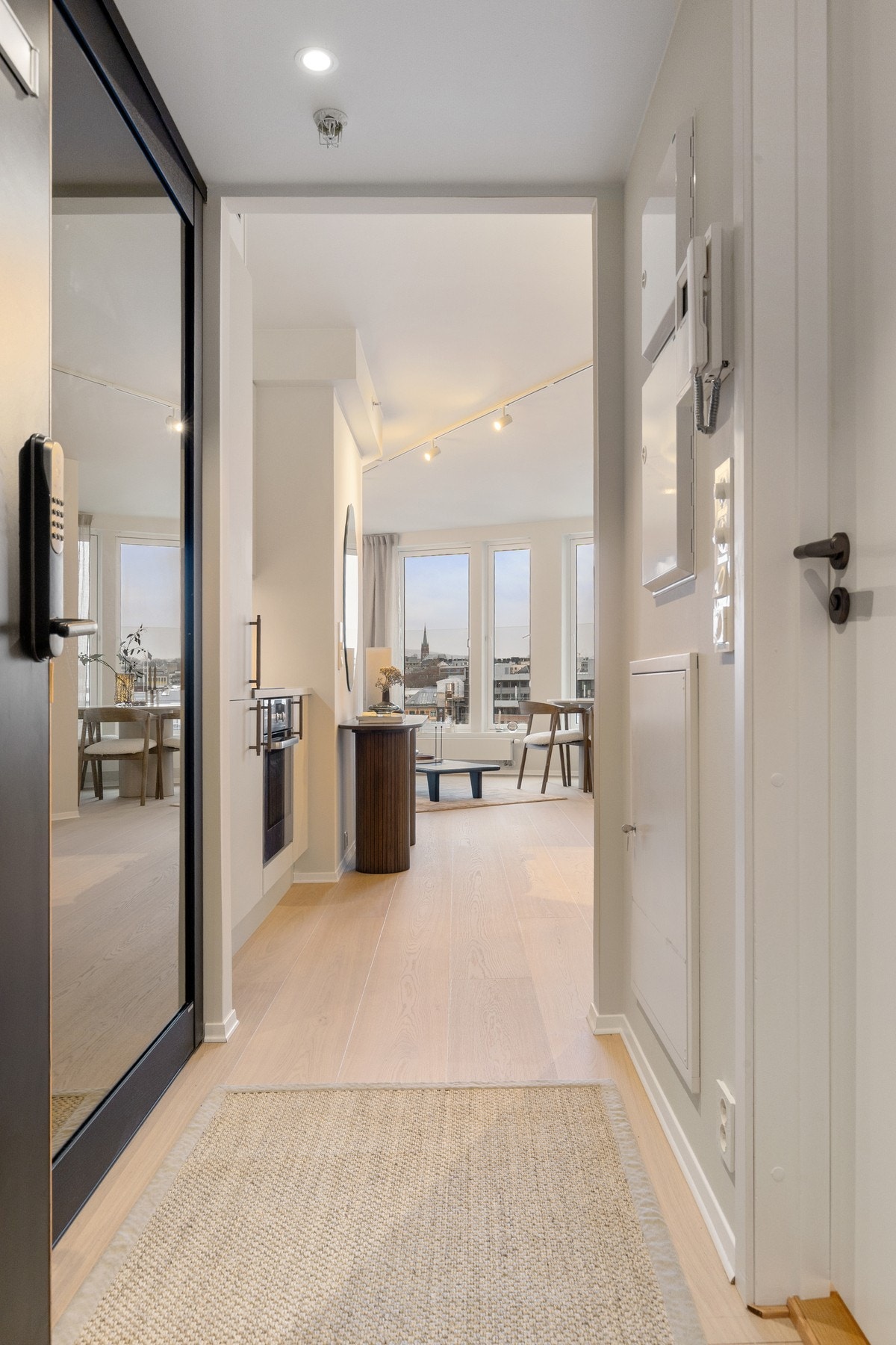 Stor skyvedørsgarderobe i gangen. Galleribilde