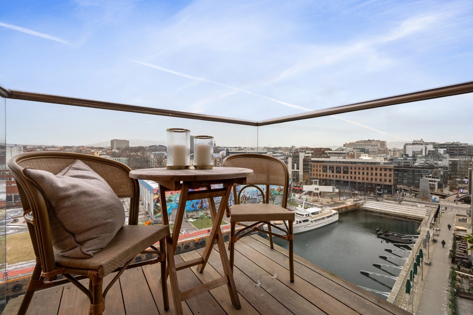 Luftig balkong med panoramautsikt. Galleribilde