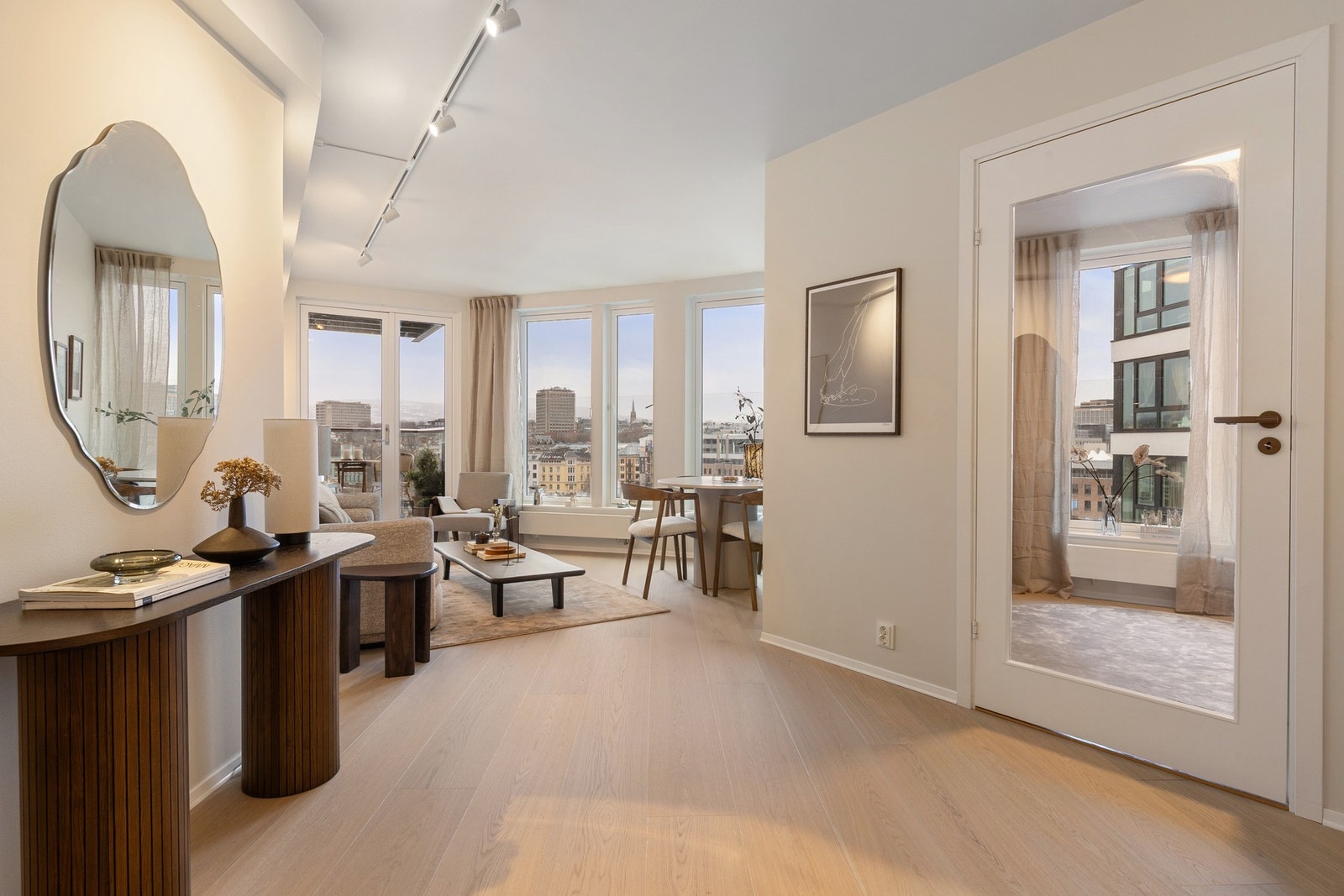 Store vindusflater og nydelig utsikt. Galleribilde