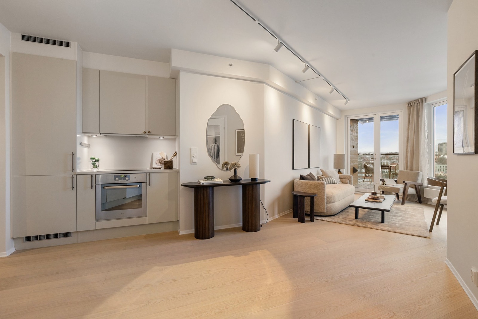 Planløsningen er optimalt løst med to gode soverom, samt en åpen stue- og kjøkkenløsning med plass til både sofa og spisegruppe hvor det er utgang til balkong. Galleribilde