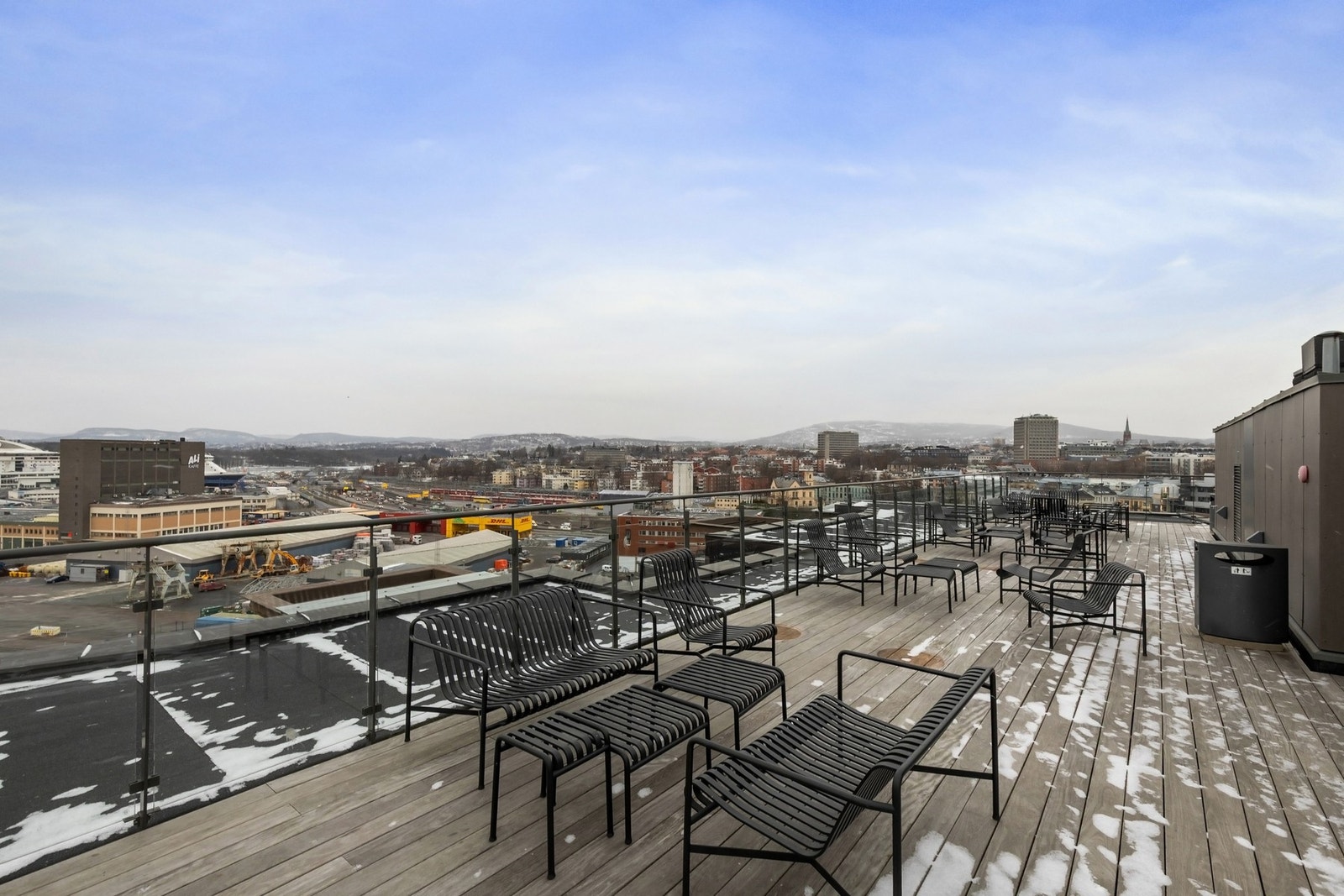 Sosial takterrasse med nydelig sol- og utsiktsforhold. Galleribilde