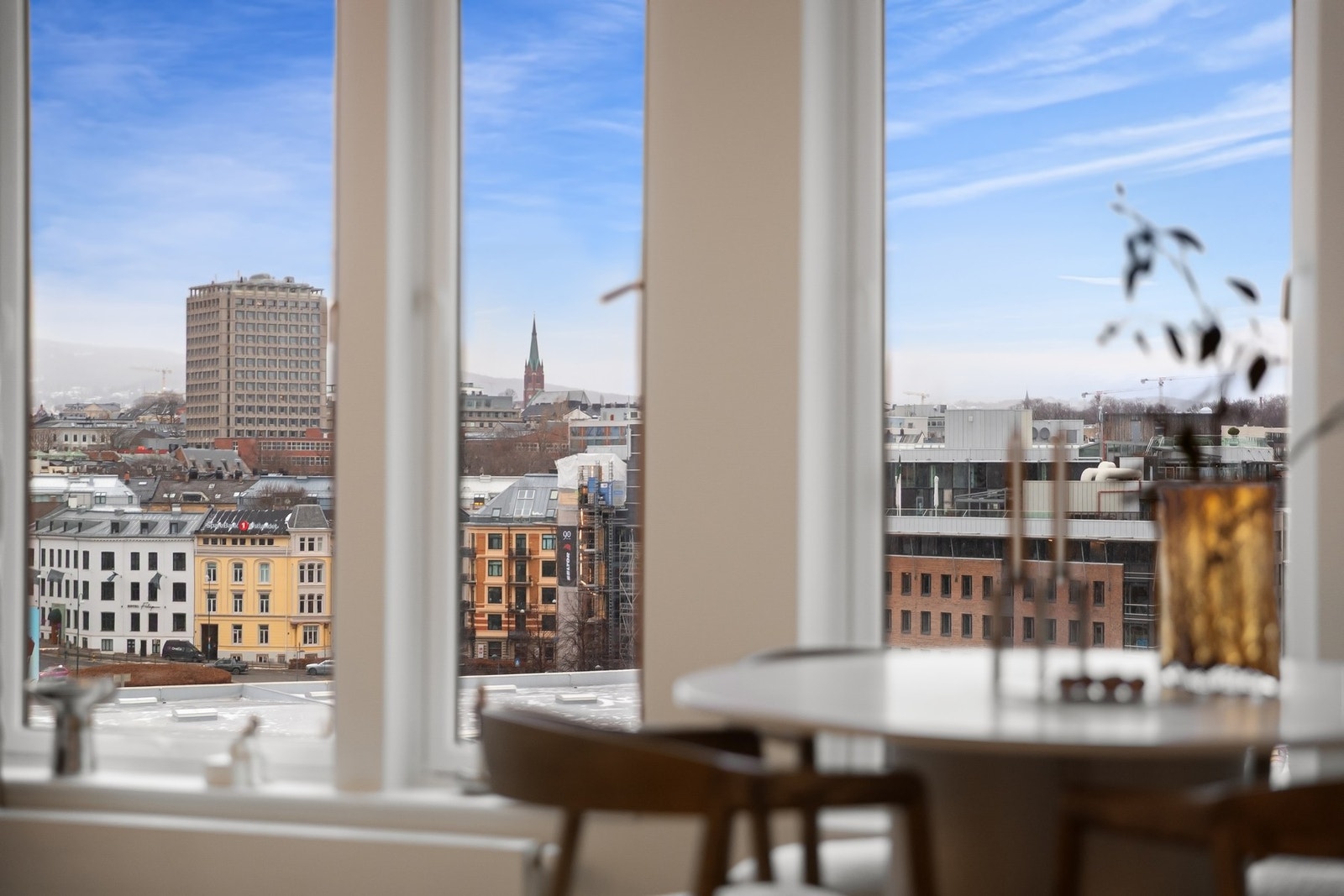 Meget god intern beliggenhet - høyt og fritt i 9.etasje med utsikt mot sjøen og Holmenkollen. Galleribilde