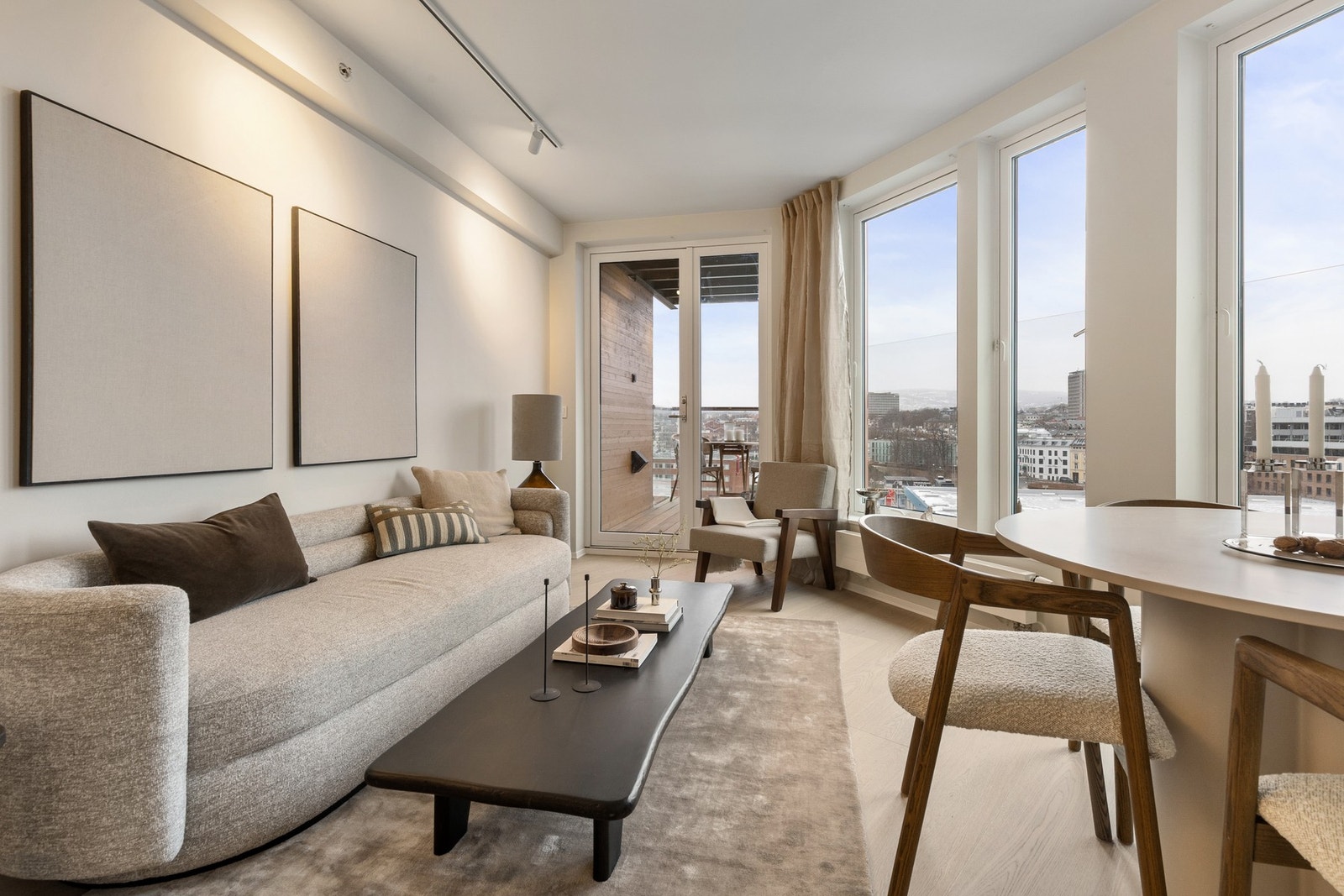 Boligen har blitt vesentlig påkostet i 2026, og fremstår gjennomført med smakfulle farge- og materialvalg over det hele. Galleribilde