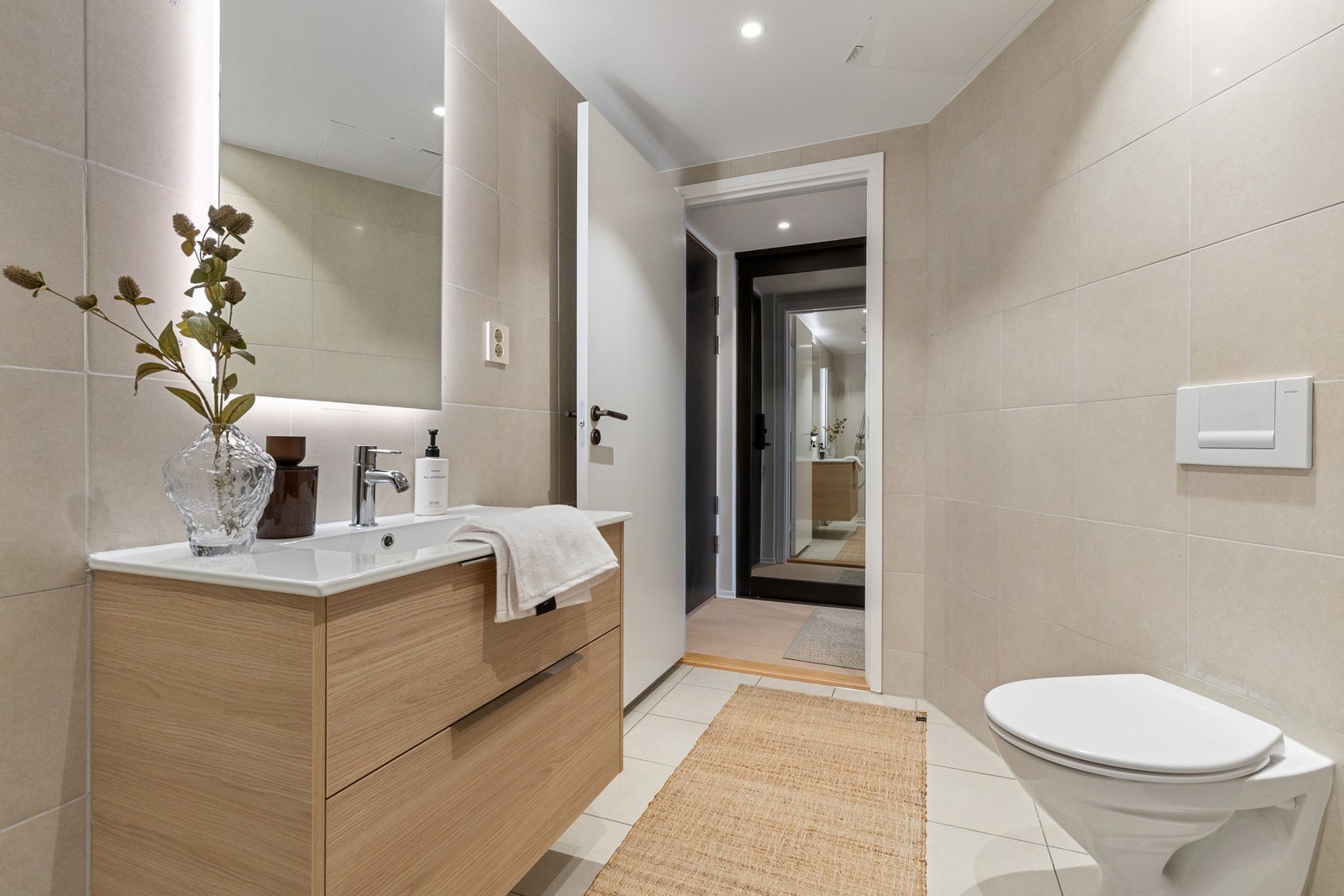 Det er opplegg for vaskemaskin på badet. Galleribilde