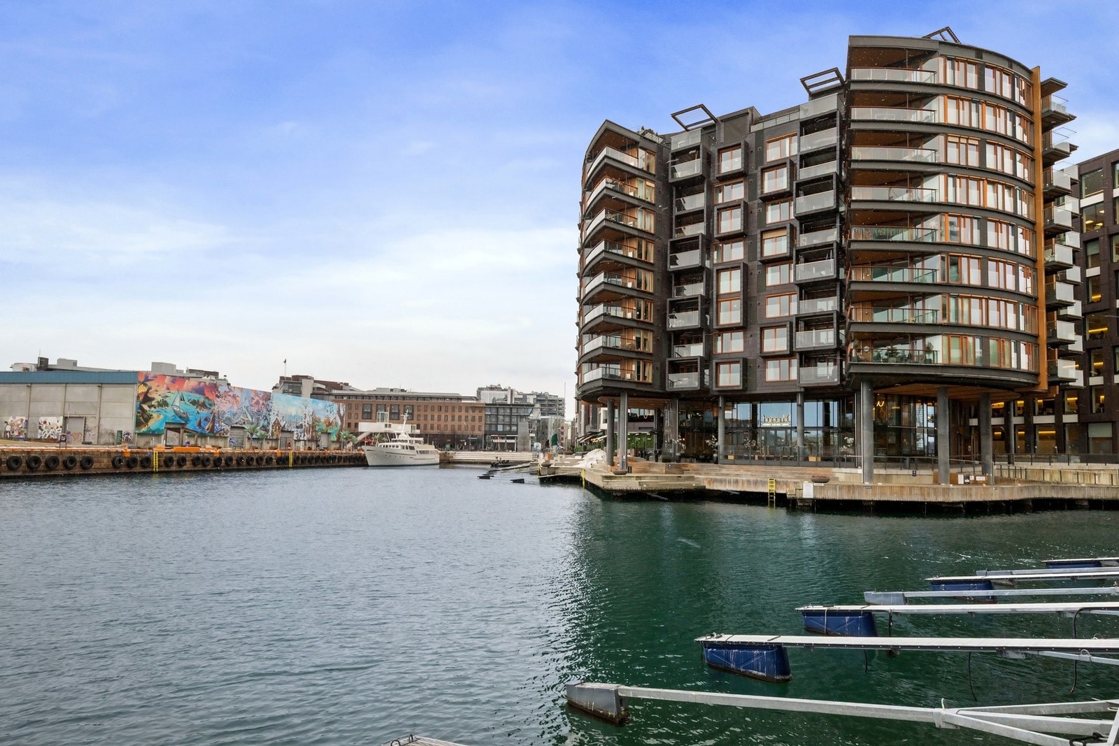 Området er svært etterspurt, med sin sjønære beliggenhet, unike arkitektur, samt alt av servicetilbud rett utenfor døren. Galleribilde