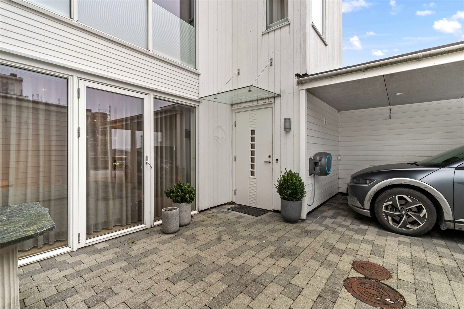 Carport med elbillader Galleribilde