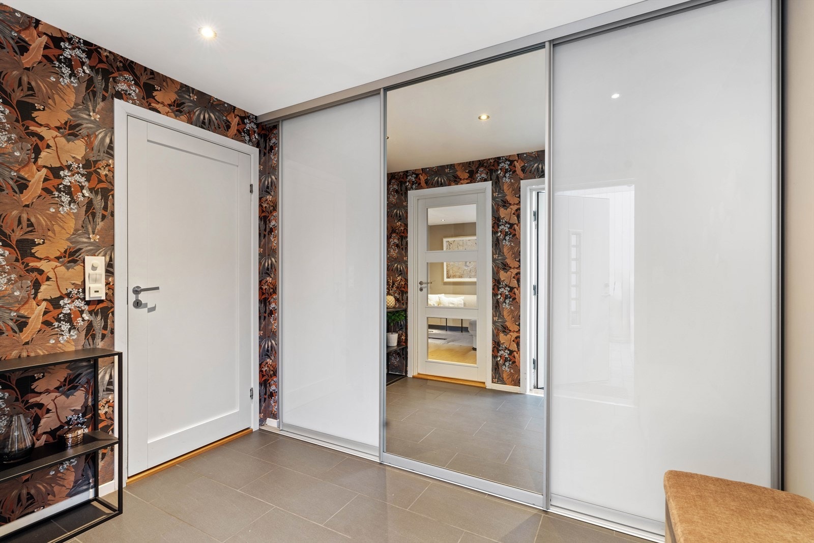 Entré med stor garderobe Galleribilde